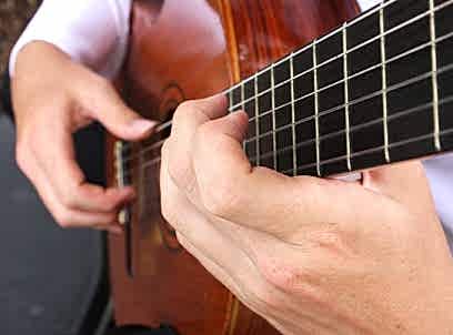 klasik gitar tutuş